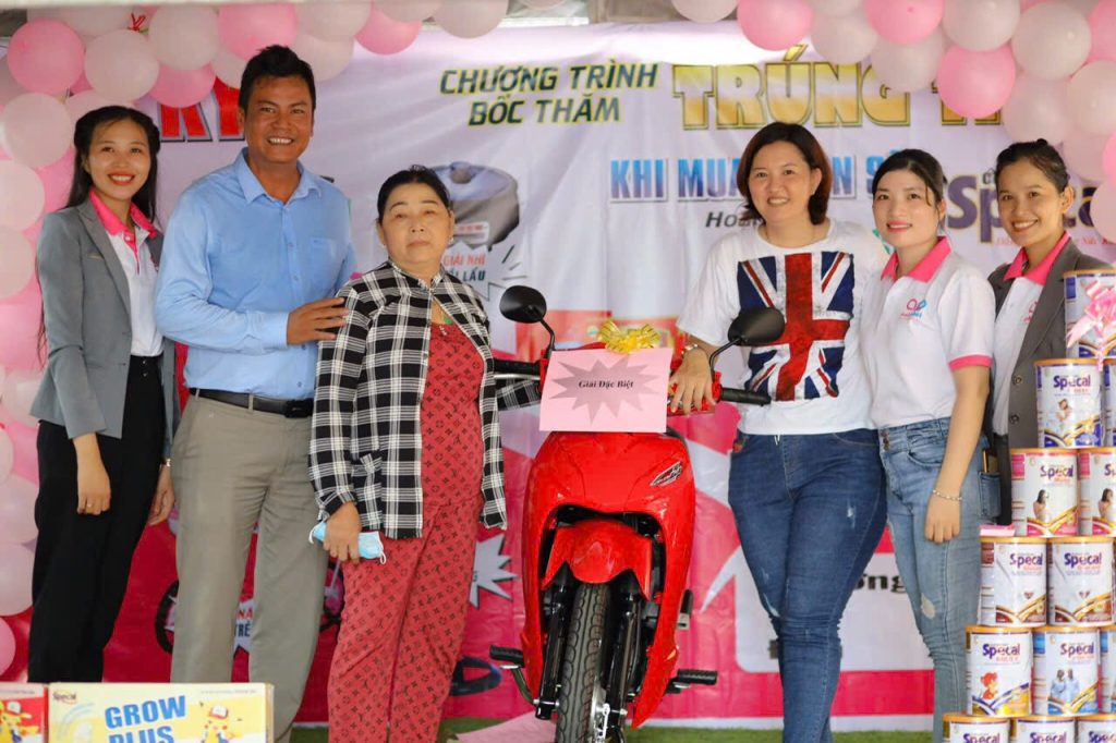khách hàng nhận giải thưởng