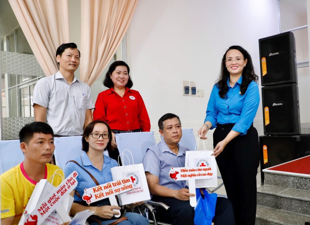 Bà Lê Thị Sương Mai - Chủ tịch LĐLĐ TPCT trao tặng quà cho người tham gia hiến máu