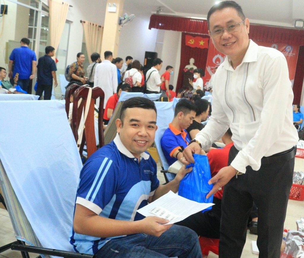 Trao tặng quà cho người tham gia hiến máu