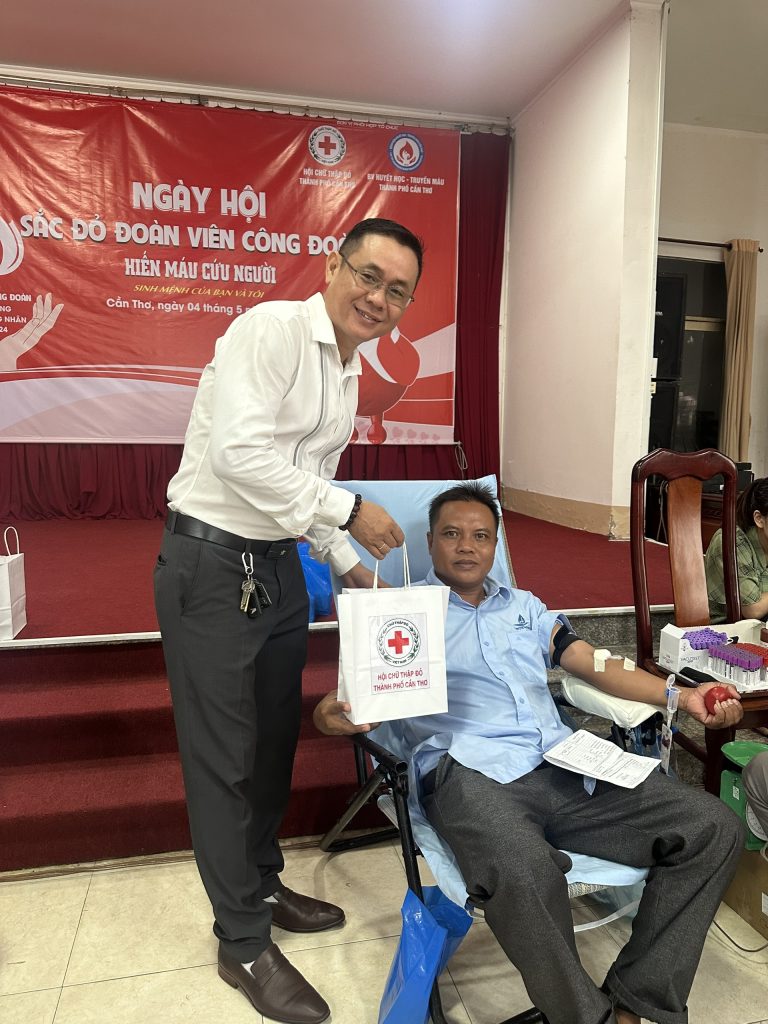 Ông Trần Nguyên Nguyên Vũ - Đại diện Công Ty TNHH Chế Biến Thực Phẩm Vincent Food trao tặng quà cho người tham gia hiến máu